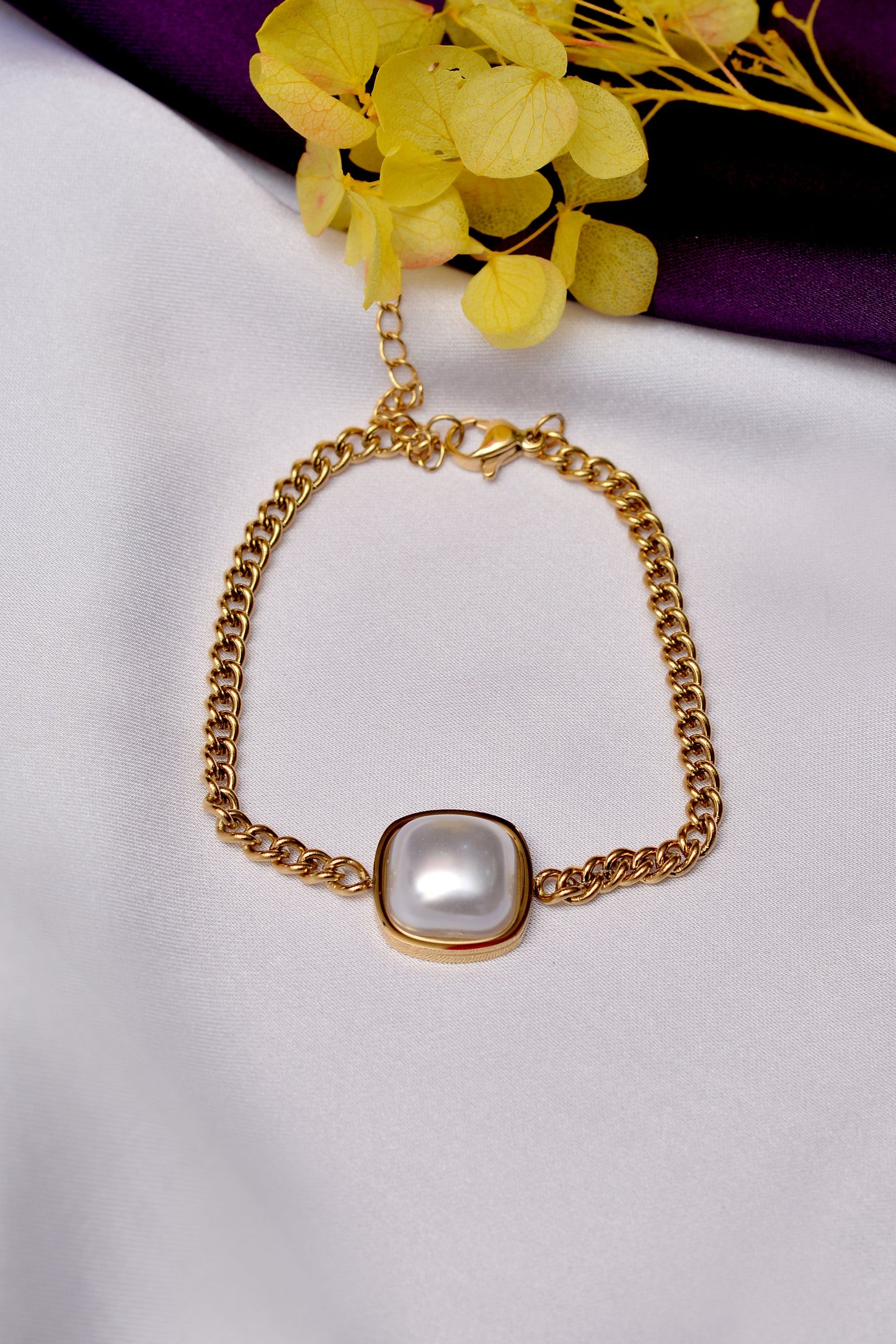 White Bracelet – Elegant Simplicity with a Luxurious Gold Finish