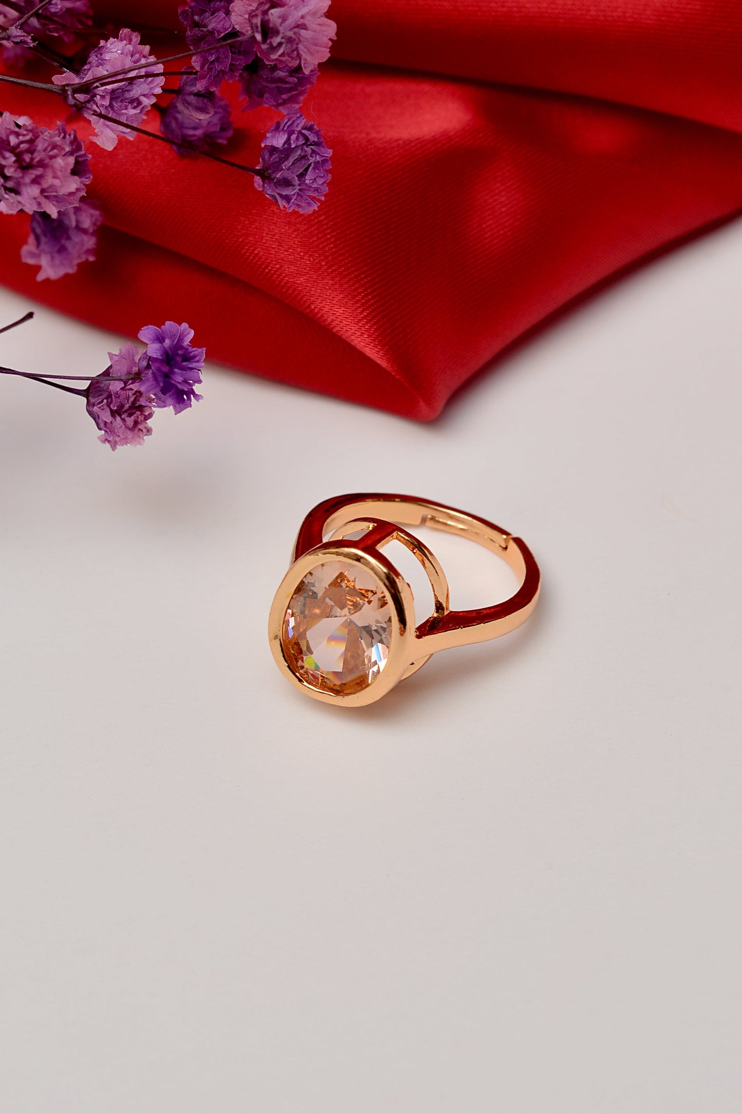 Golden Ring – Minimal Elegance with a Luxurious Gold Finish