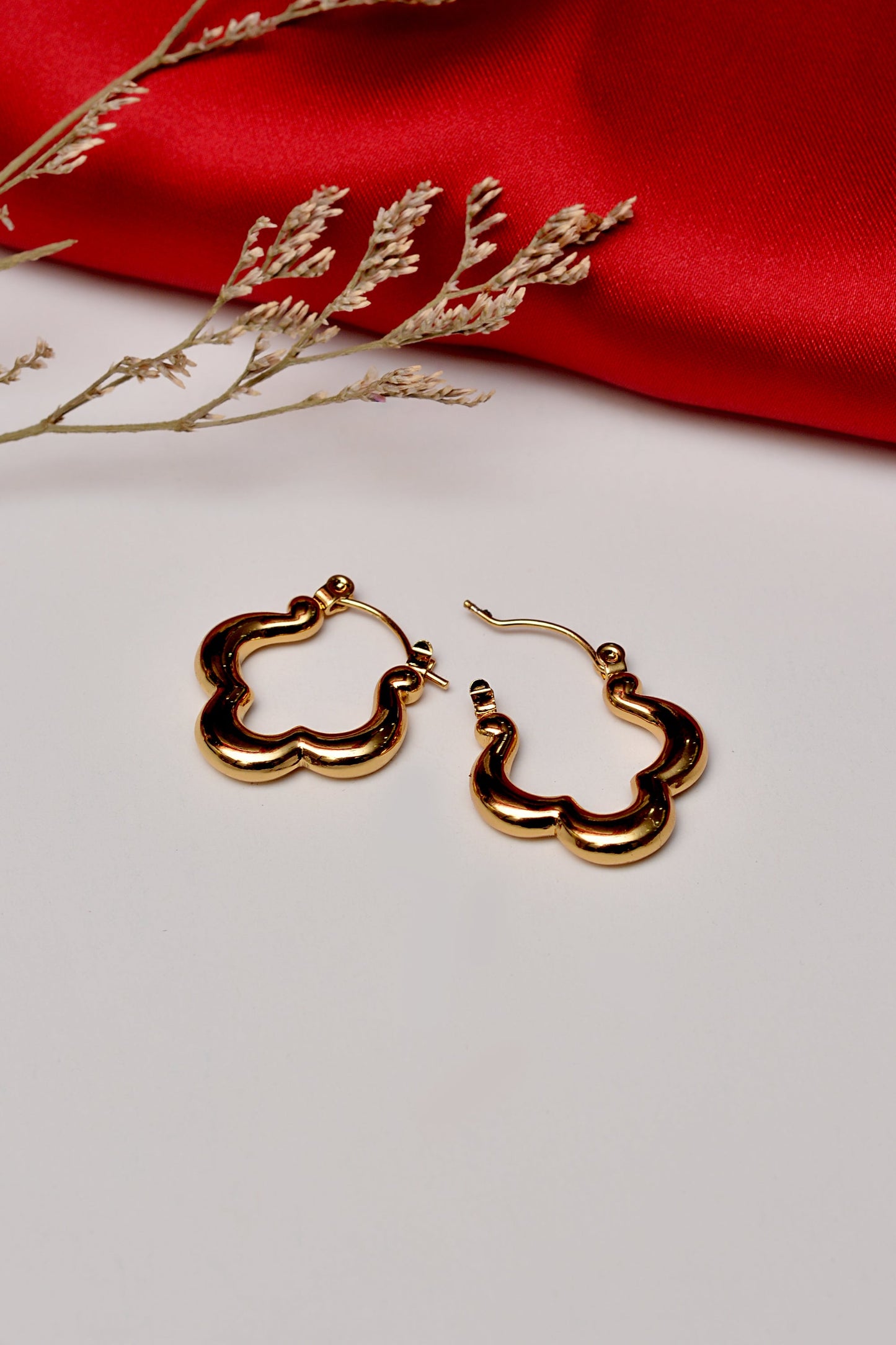 Golden Ear Hoop – Chic Versatile Jewelry for Every Occasion