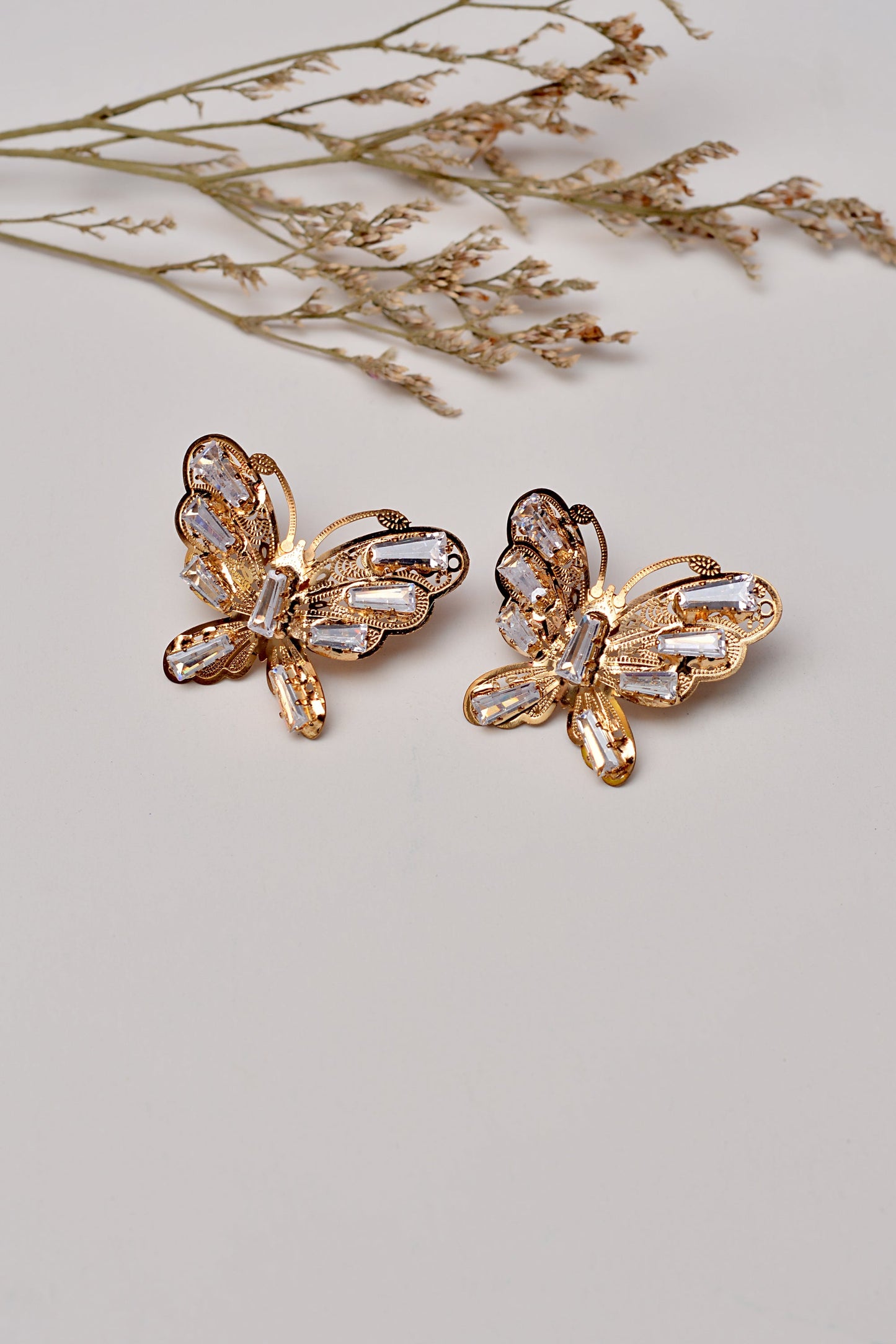 Golden Ear Studs – Subtle Elegance for Every Occasion