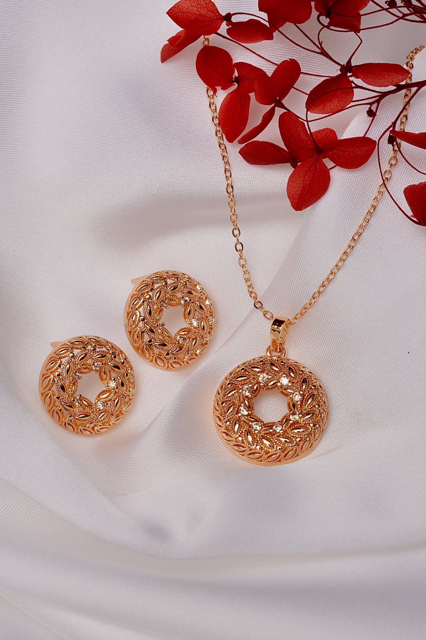 Golden Locket Set – Timeless Beauty with a Luxurious Golden Finish