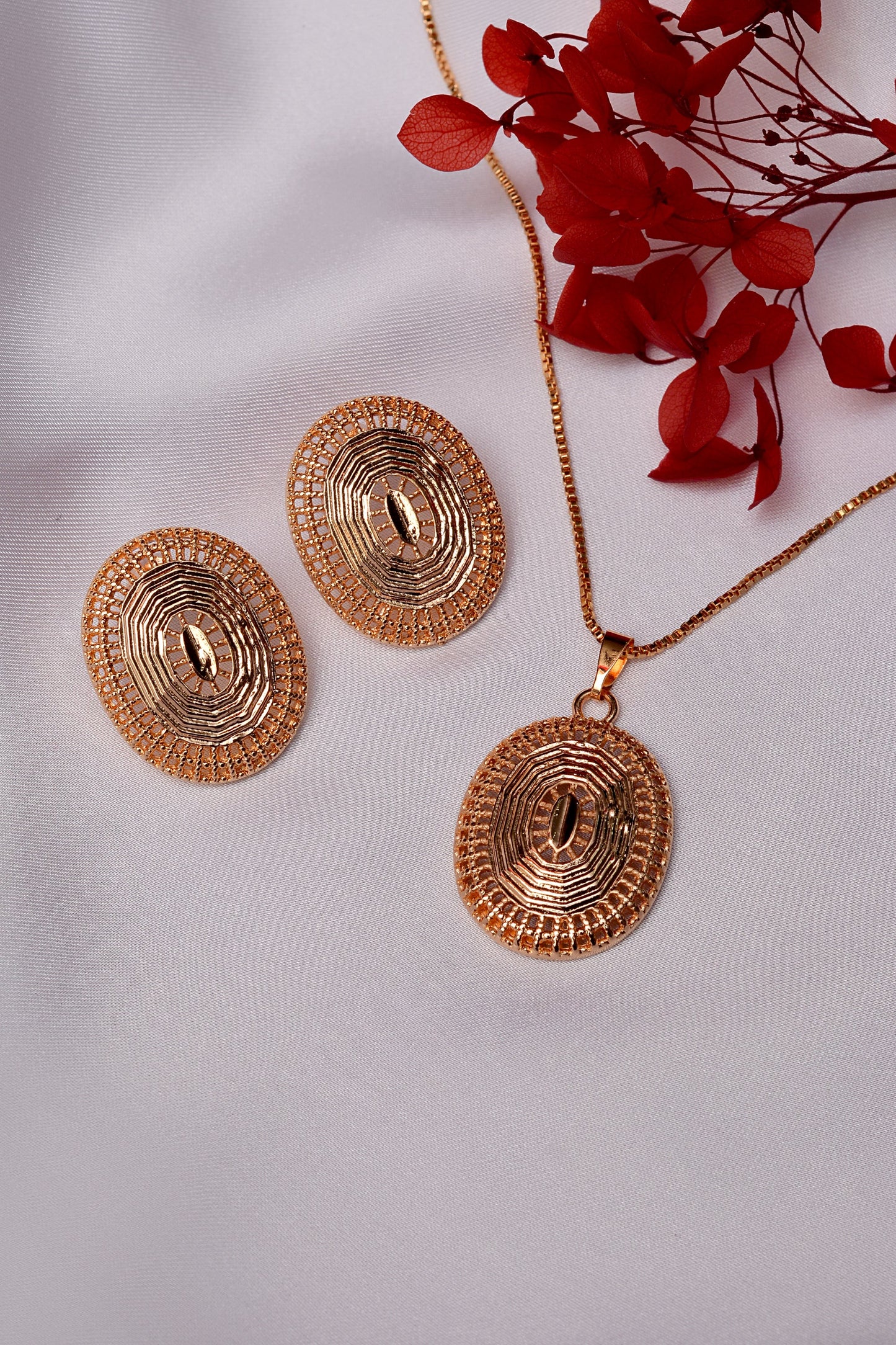 Golden Locket Set – Luxurious Elegance for Every Occasion